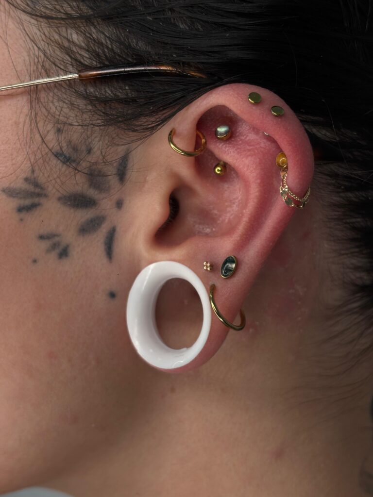 Piercing y joyería en Bilbao: composición en la oreja con titanio y oro