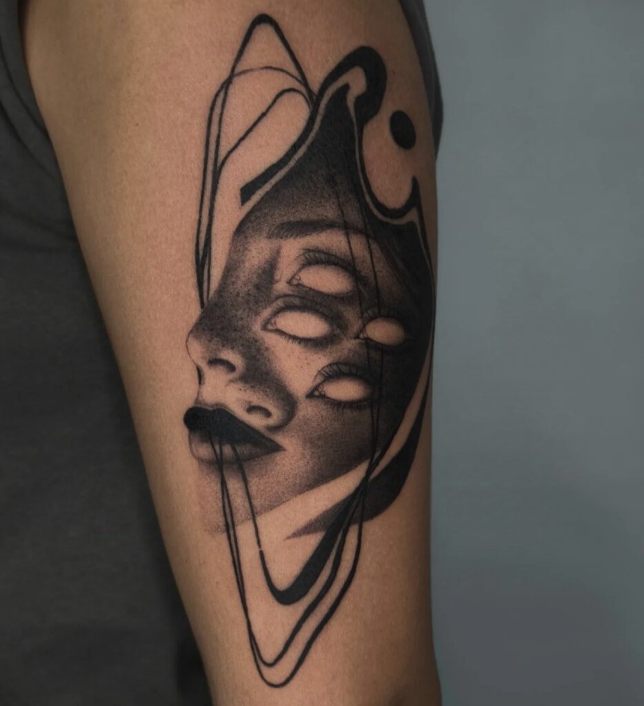 Tatuaje surrealista de rostro femenino en antebrazo en Bilbao