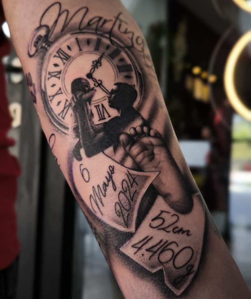 Tatuaje realista de reloj con lettering y fecha en antebrazo