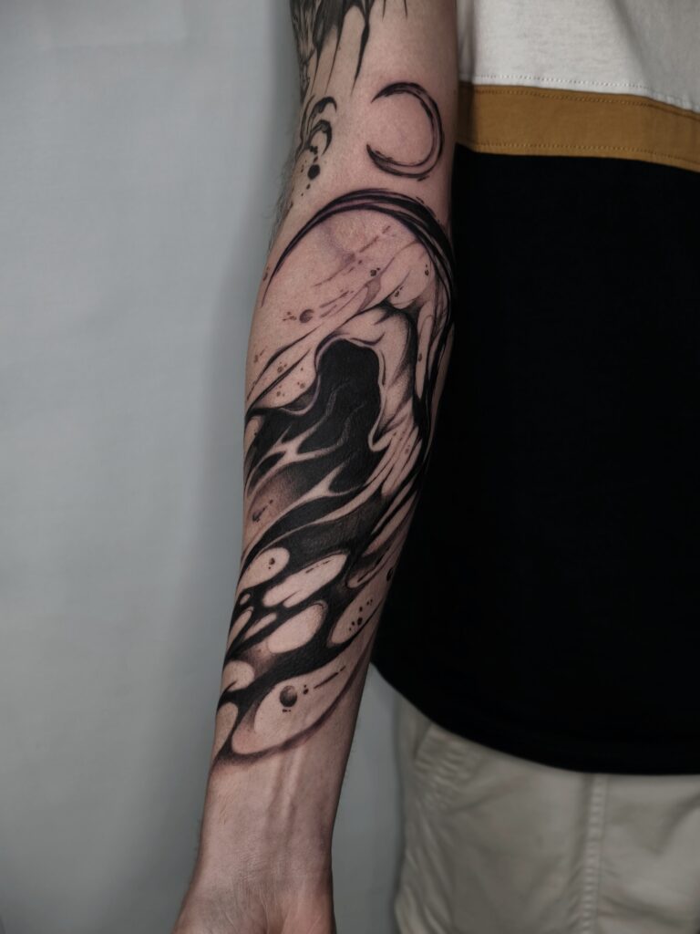 Tatuaje blackwork abstracto en antebrazo en Bilbao