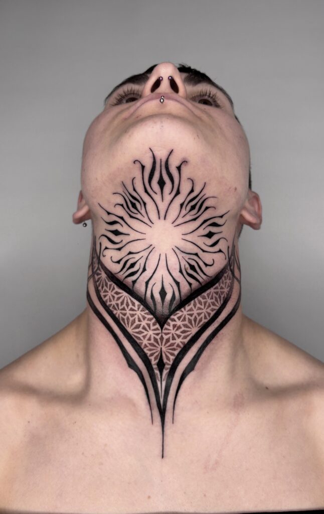 Tatuaje geométrico ornamental en el cuello en Bilbao