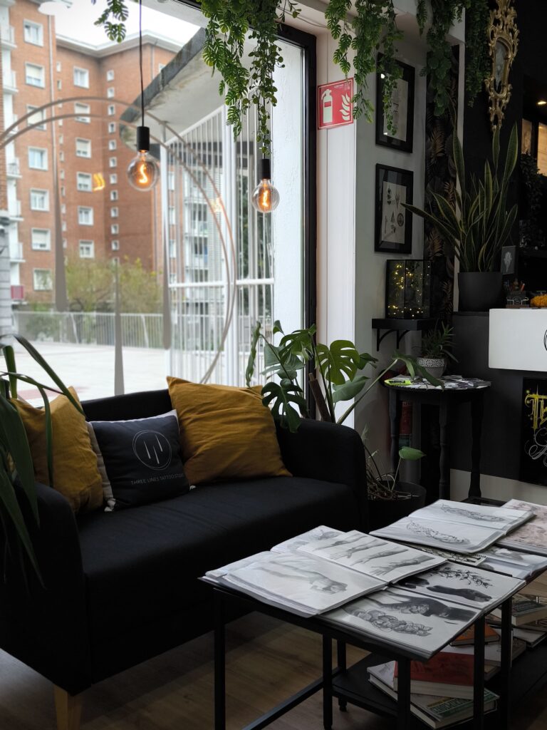 Contacto: interior del estudio Three Lines Tattoo en Deusto, Bilbao