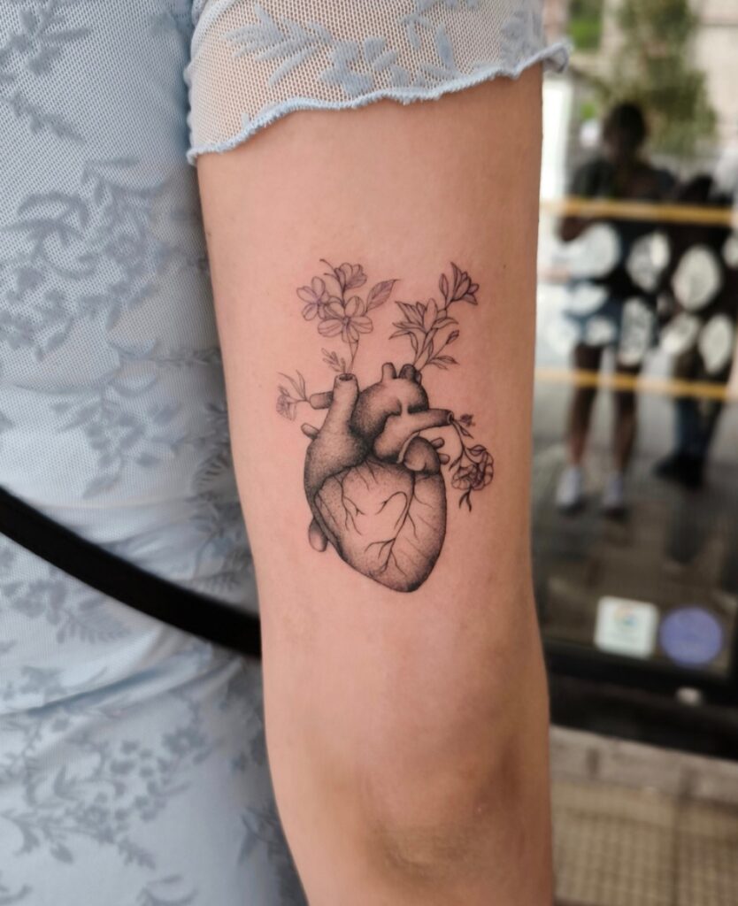 Pedir cita para un tatuaje como este corazón con flores, hecho en Bilbao