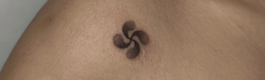 símbolos tatuajes línea fina