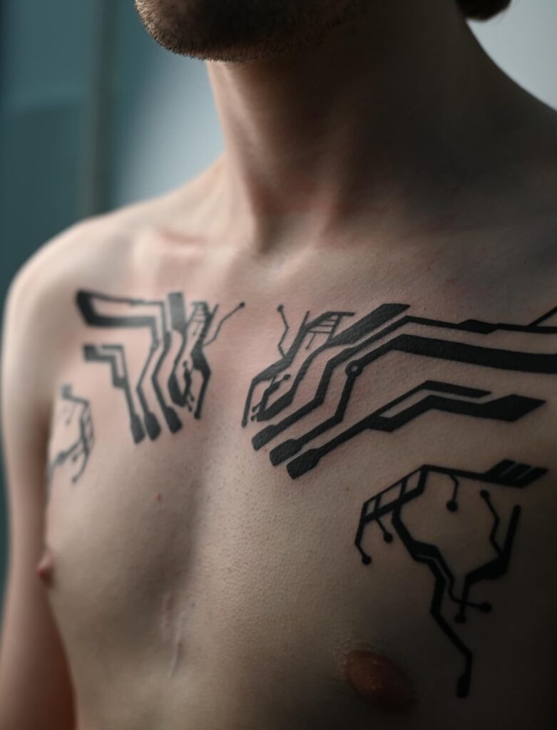 Tatuaje recién hecho durante el proceso de cicatrización