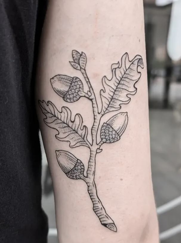 Tatuaje con técnica de grabado realizado en Three Lines Tattoo Studio