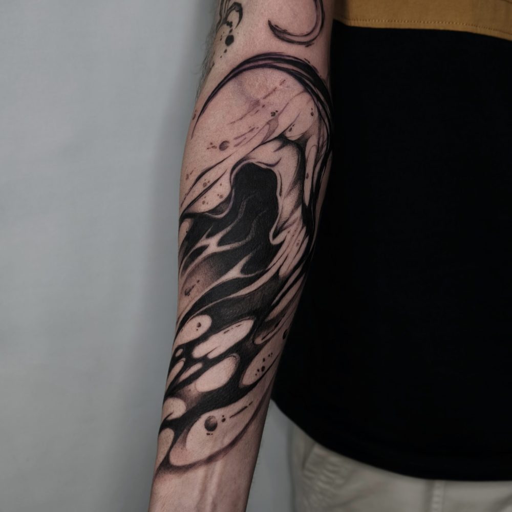 Tatuaje blackwork abstracto en antebrazo en Bilbao
