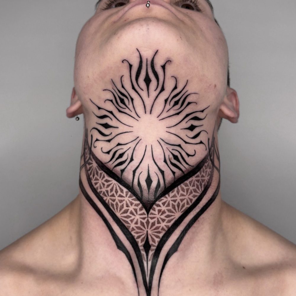 Tatuaje geométrico ornamental en el cuello en Bilbao
